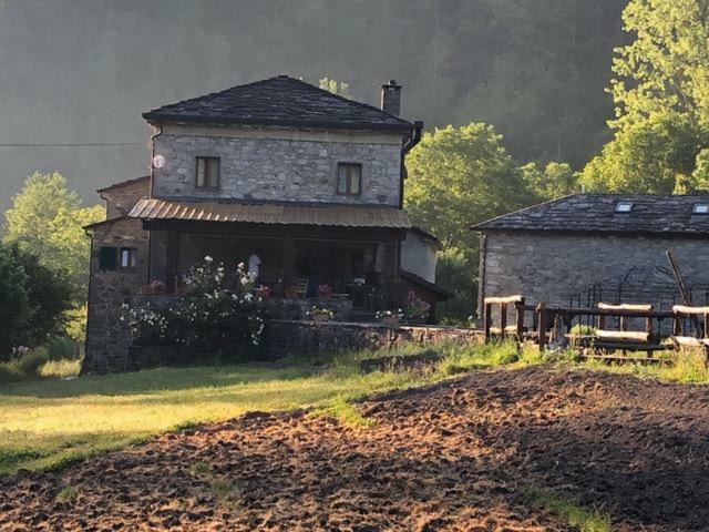 Agriturismo Mulino Marghen - Restored Watermill - Retreat Center Bed & Breakfast Zeri Exterior photo